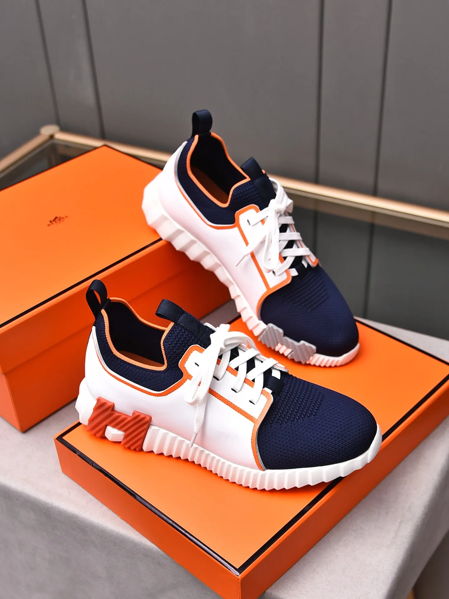 Factory price PP600 [Hermes] fe new arrival~ New Bouncing sneakers are the most comfortable shoes from Hermès, no one else⃣️. They are very light on the feet and look great. You won’t feel tired even when you go shopping and running around. 👍 Very light and comfortable, very light, suitable for both sports and leisure, and feel great when you step on them! It’s up to you to choose, there’s always what you want~ ✔️Fabric: Imported first-layer cowhide + high-elastic fly weave ✔️Inner lining: Imported water-dyed cow lining ✔️Outsole: Seamless combination of IP+TPU (multi-color letters) German technology irradiation machine ✔️Code number: Male 38-44 (45 customized)